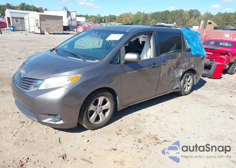 2015 Toyota Sienna Le 8 Passenger z USA, uszkodzony, nr VIN 5TDKK3DC6FS584869
